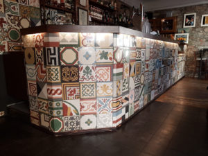 rivestimento bancone bar patchwork - Il Bardo