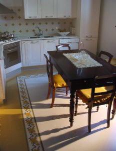 pavimento cucina col. 08 giallo con decoro art. 1028 e bianco botticino 09