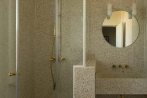 vano doccia con coprimuretto e lavabo col. 622 orientale