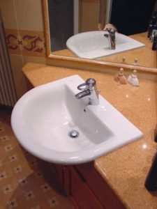 top bagno angolare per lavabo semi incasso col. aragosta 11