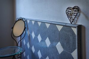 rivestimento col. 13 azzurro con inserimento tozzetto bianco botticino e torello