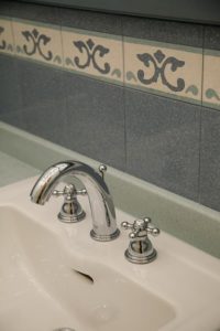 rivestimento bagno con decoro art. 1135 formato 10X20