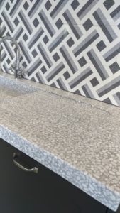 particolare gocciolatoio lavabo sassitondi grigio con rivestimento decoro art.2049