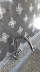 particolare lavello sassitondi grigio con rivestimento decoro art. 2048