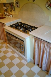 piano cucina con alzata sagomata col. 609 bianco botticino