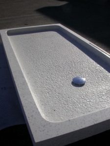 piatto doccia monolitico finitura anticata sassitondi bianco