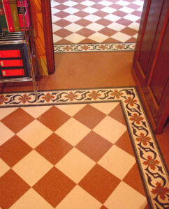 Soggiorno monocolore 06 rosso con decoro 1018 e scacchiera 09 bianco botticino